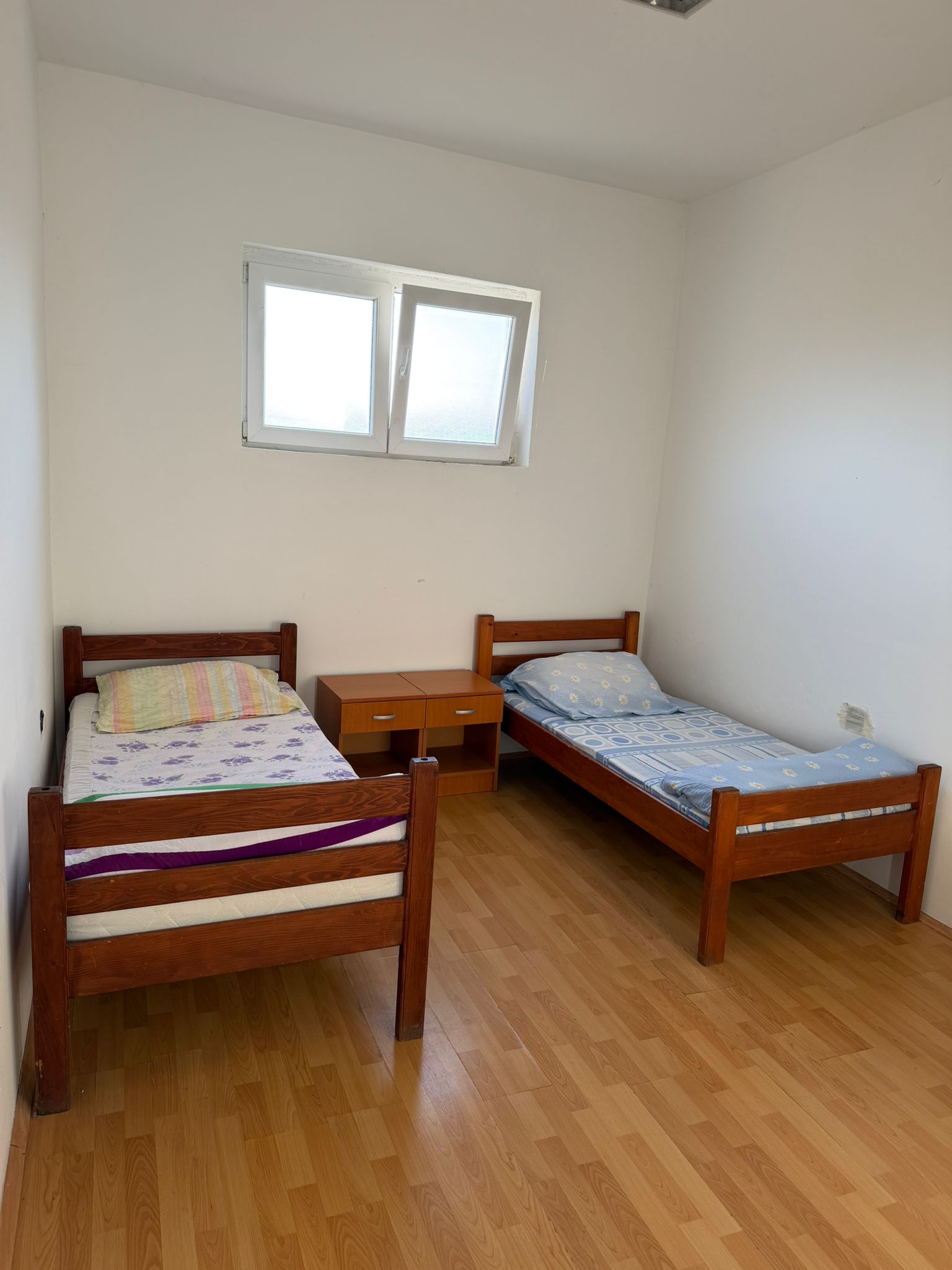 Soba sa dva kreveta i prozorom