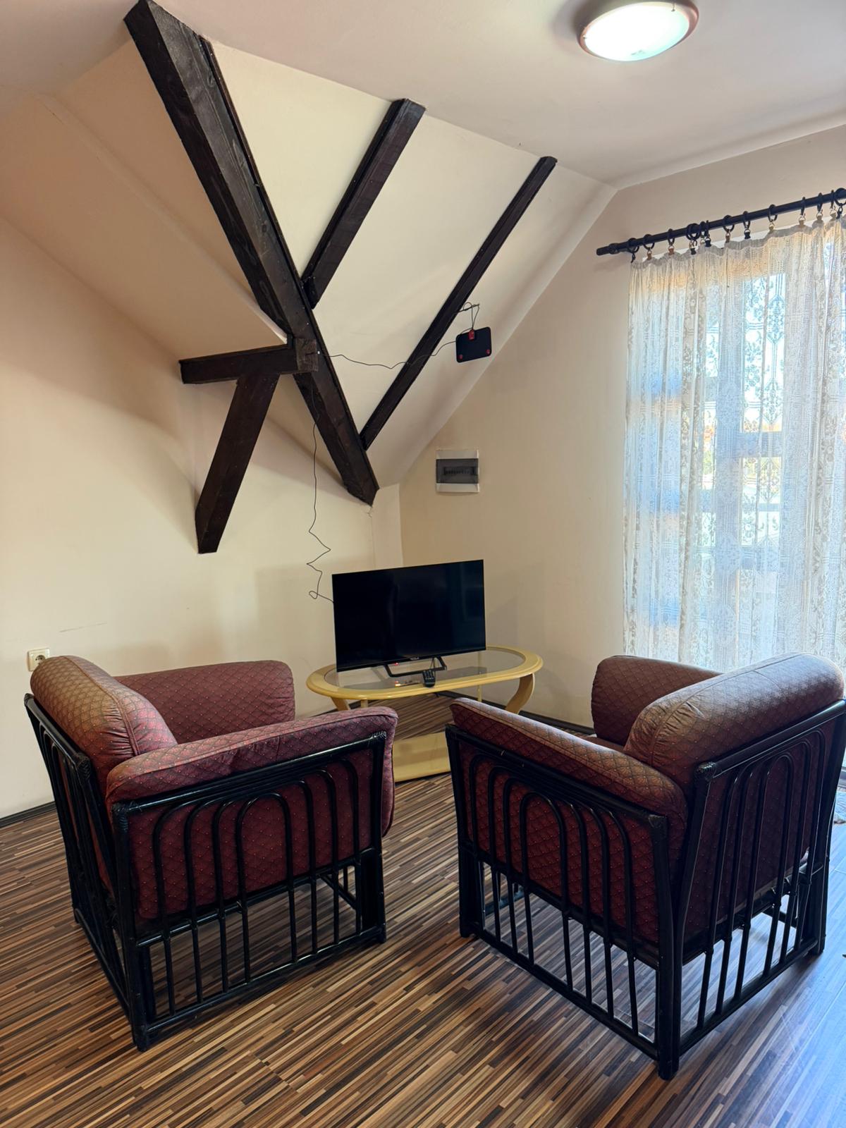 Zajednička spavaonica sa drvenim gredama