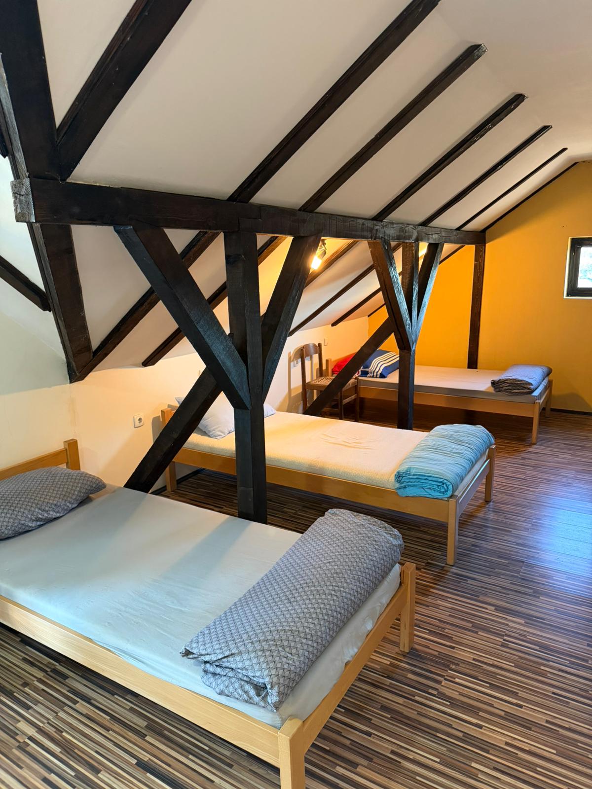 Soba sa tri kreveta i belim zidovima