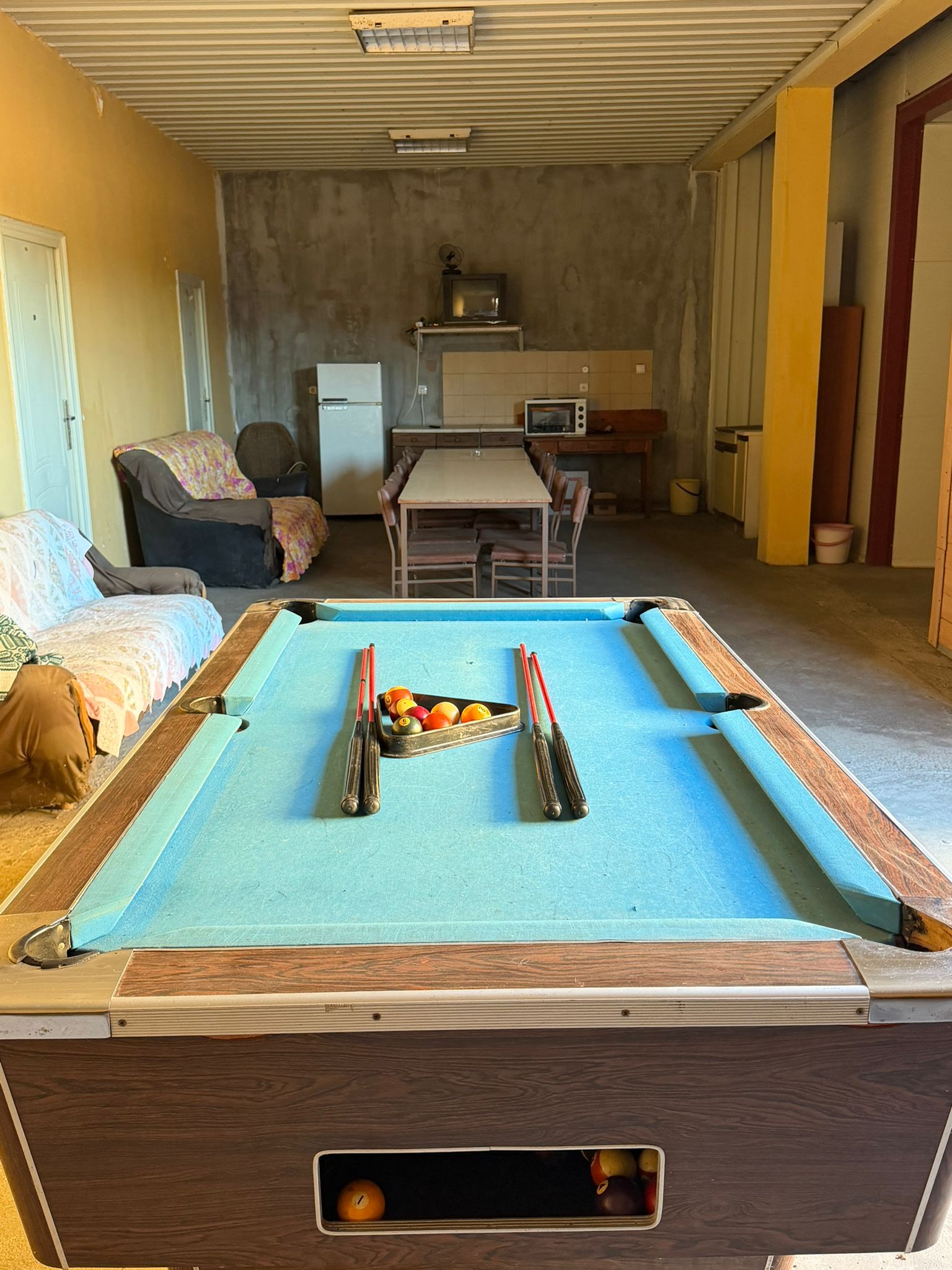 Zajednička spavaonica sa drvenim gredama i foteljom