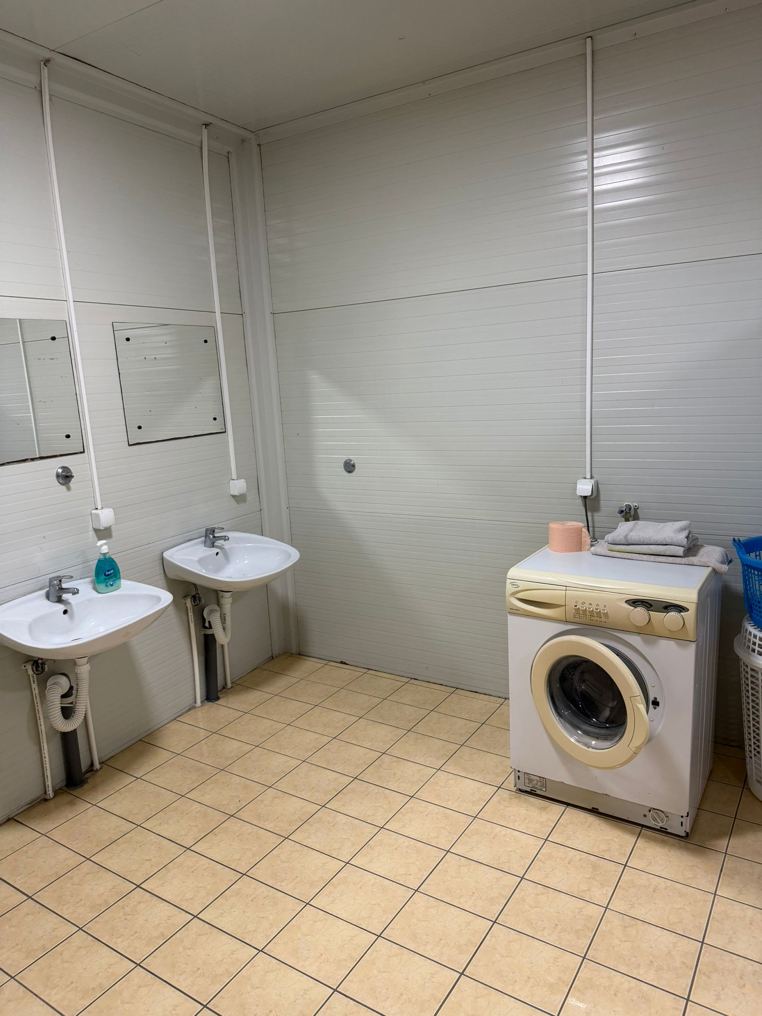 Soba sa tri kreveta i parketom