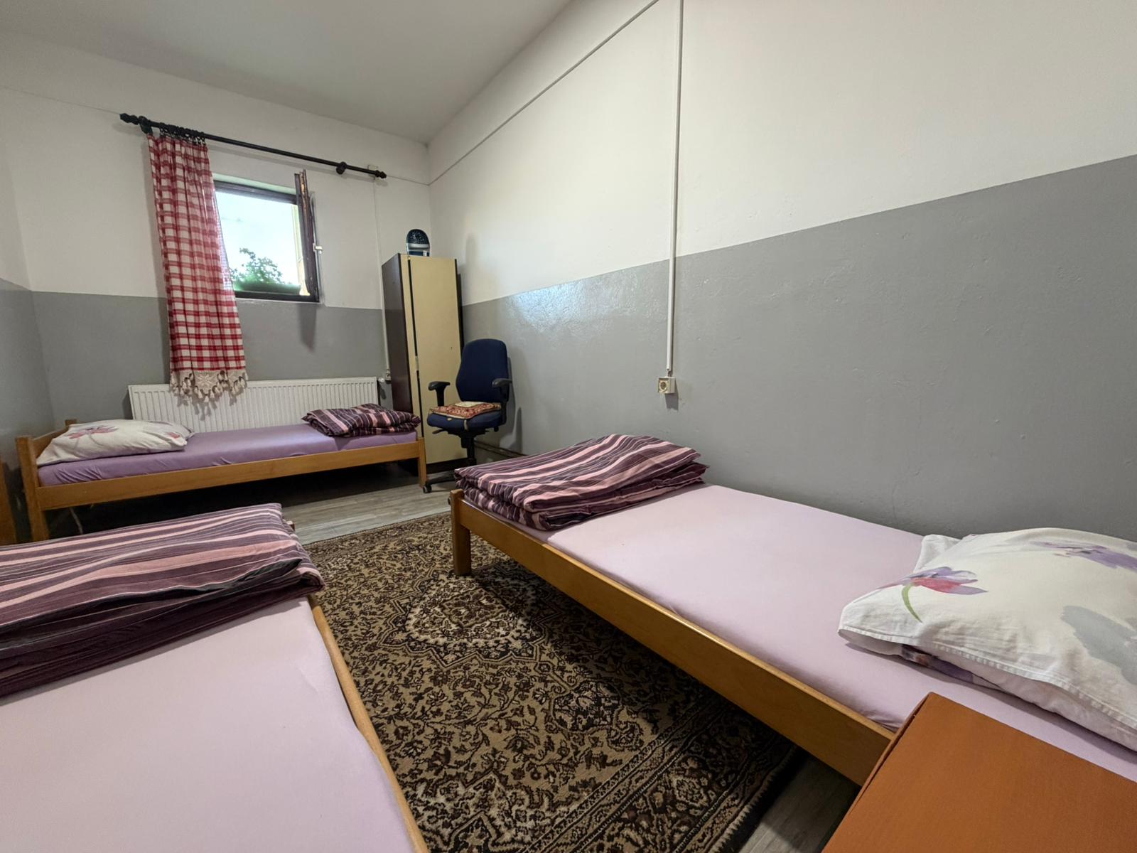 Soba sa drvenim gredama i krevetima