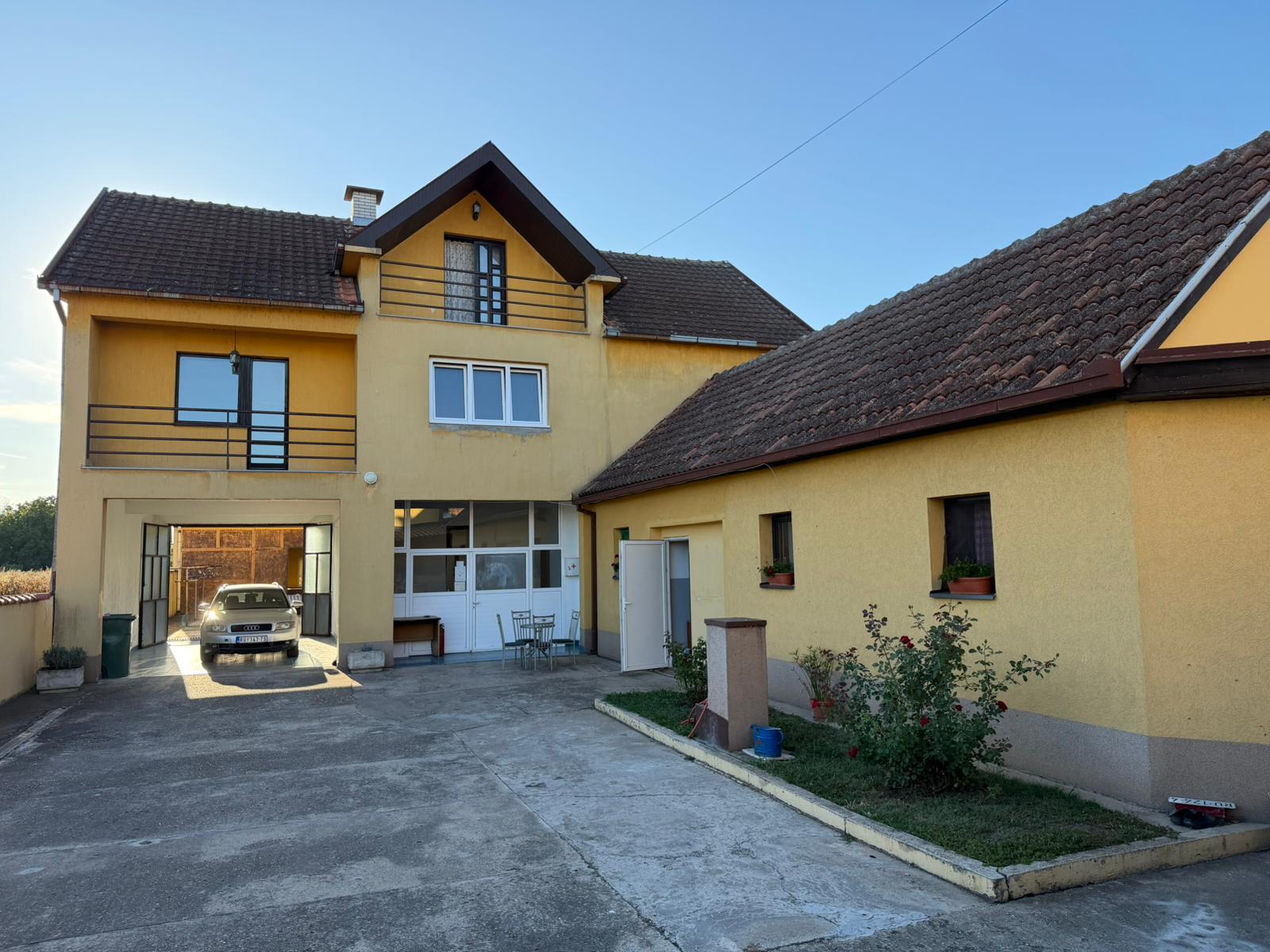 Kuhinja sa pultom i TV-om