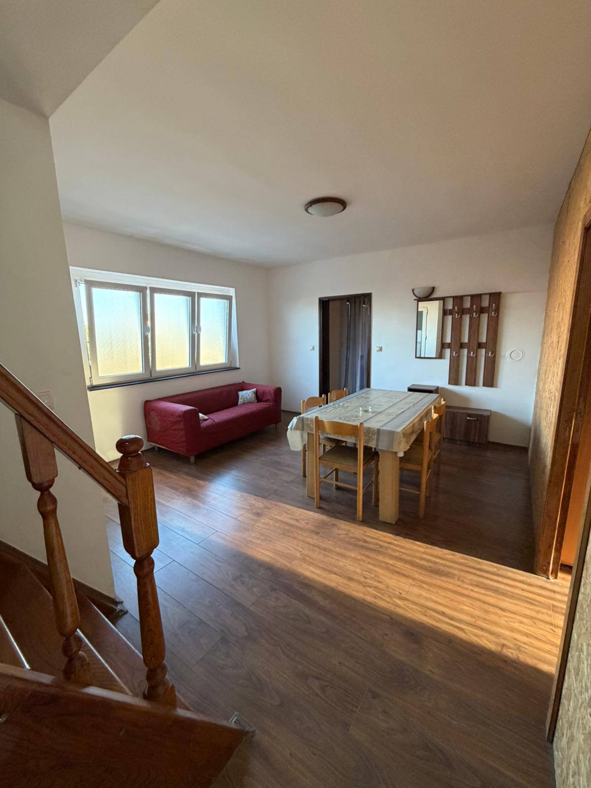 Soba sa drvenim gredama i krevetima