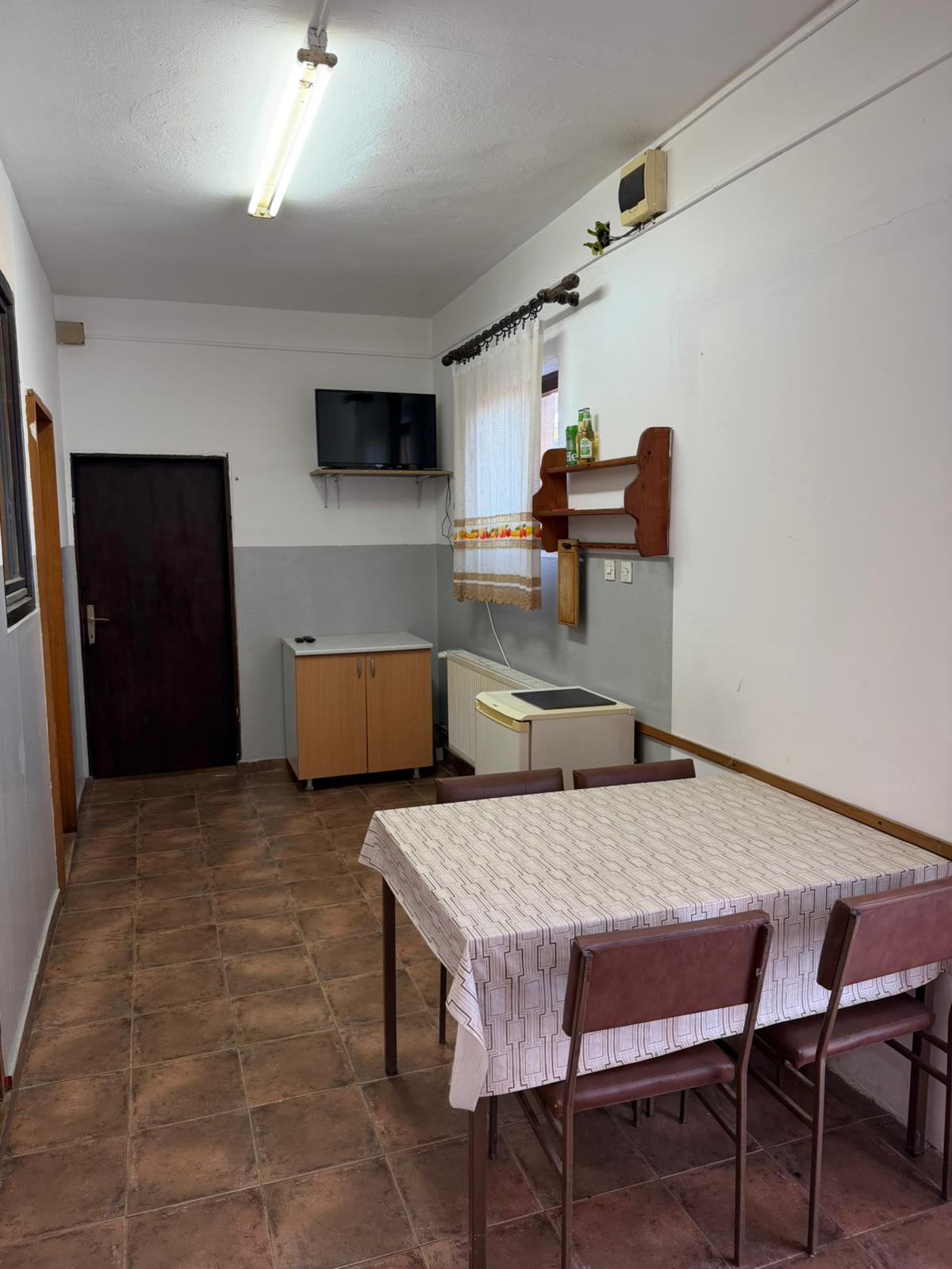 Soba sa drvenim gredama i krevetima