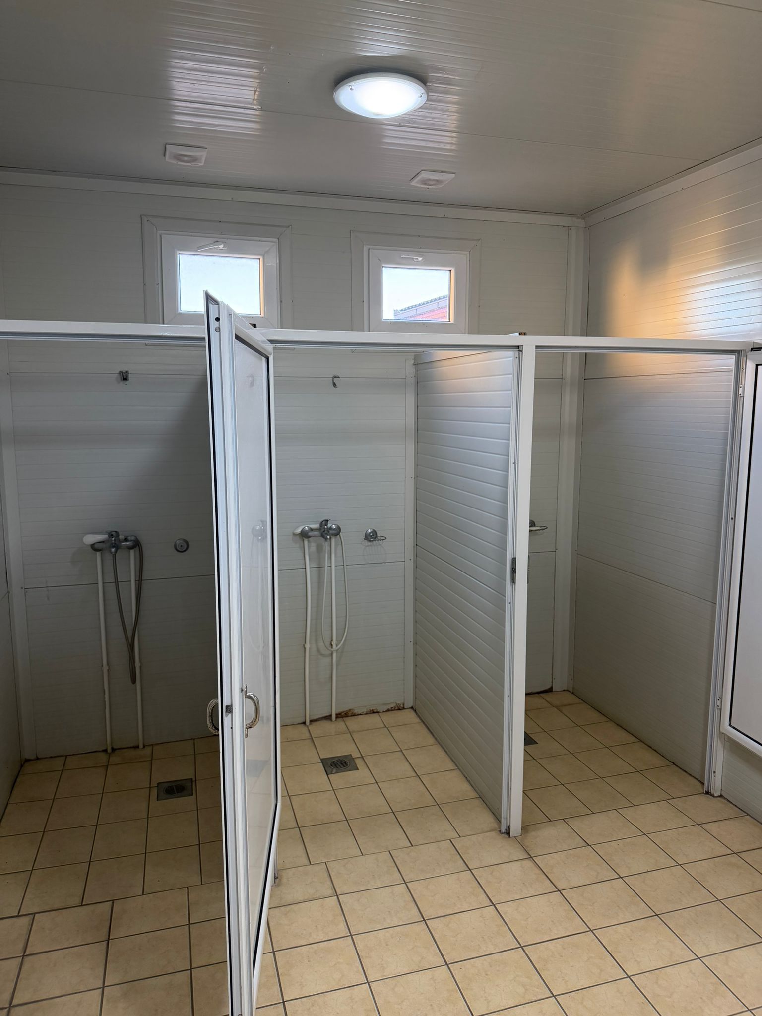 Zajedničke tuš kabine