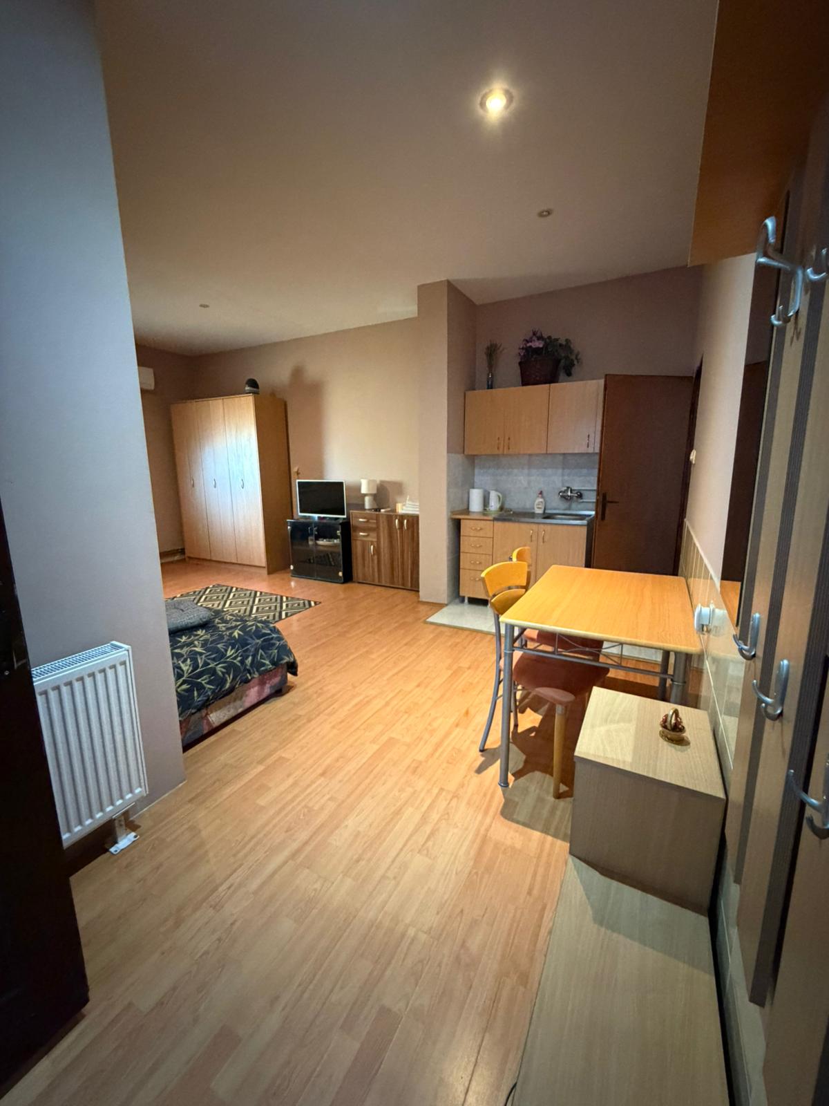 Soba sa dva kreveta i prugastim pokrivačima