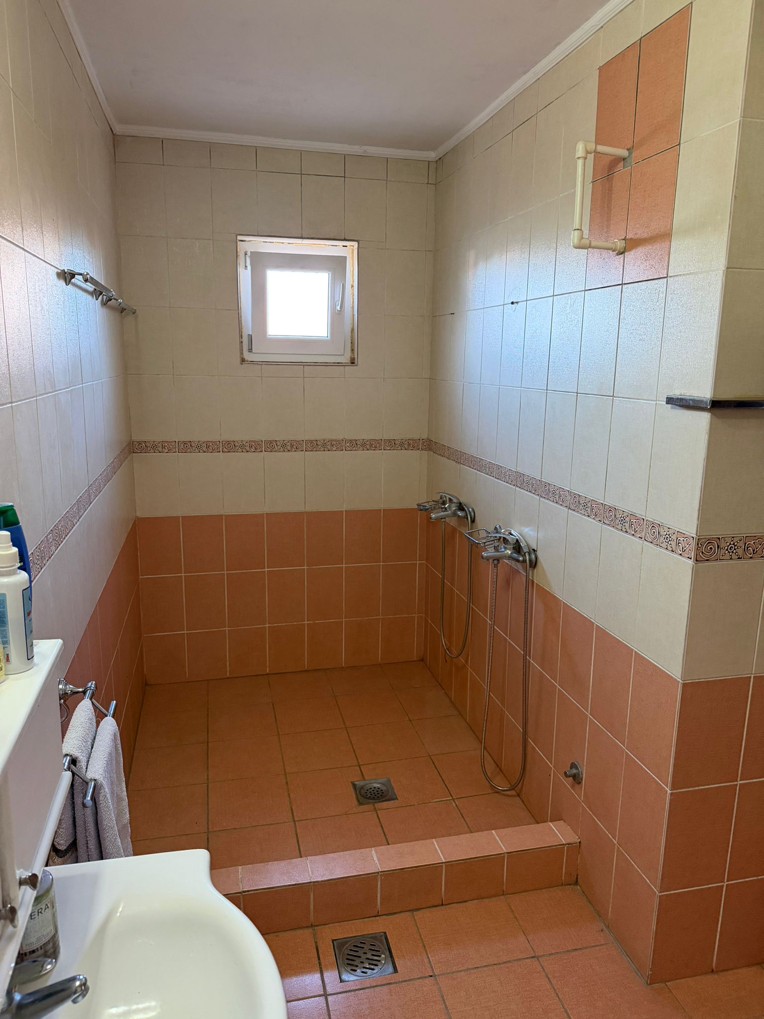 Privatno kupatilo sa umivaonikom i tušem