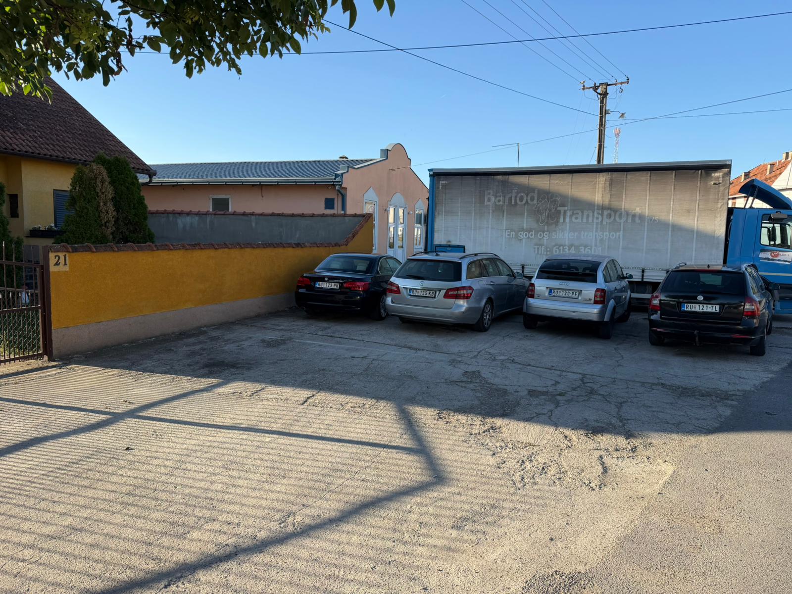 Parking ispred smeštaja